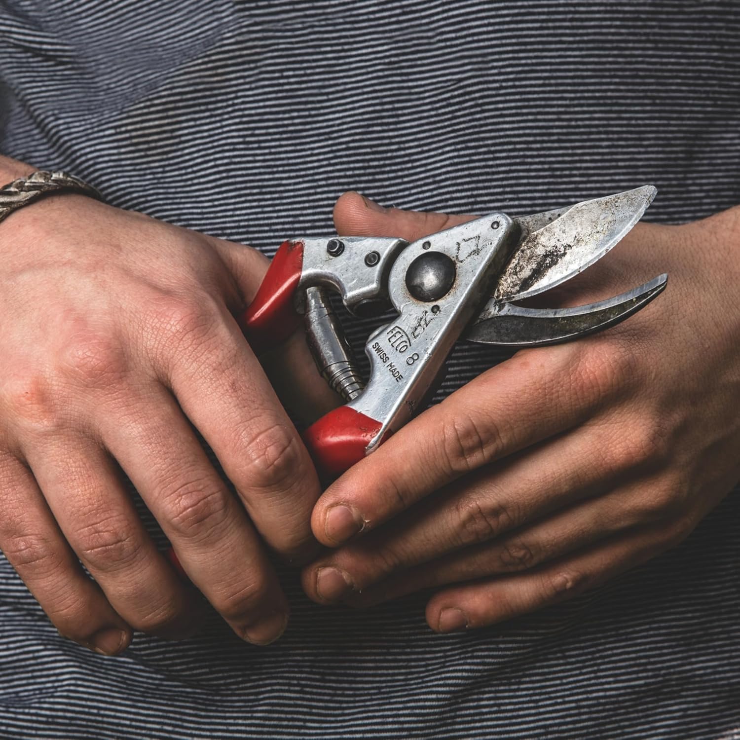 FELCO 8 Bypass Secateurs Right Handed Ergonomic 52 mm Hardened Steel Blade Forged Aluminium Handles Angled Head Shock Absorbers for Large Hand Clean Cut Up to 25 mm Professional Tool